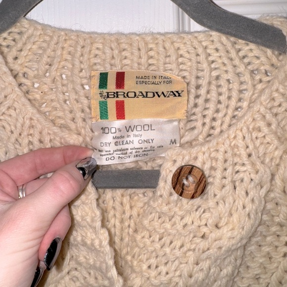 VINTAGE RARE “The BROADWAY” Cable Knit Cardigan 100% Wool (MADE IN ITALY) - Picture 2 of 4